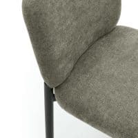 Sedia moderna KANTO in tessuto grigio verde e piano metallico nero, dettaglio schienale e seduta imbottiti.