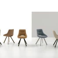 Set di sedie KUDO di Alpe Arredi in tonalità neutre, con basi in legno e gambe scure, presentate in una sala luminosa.