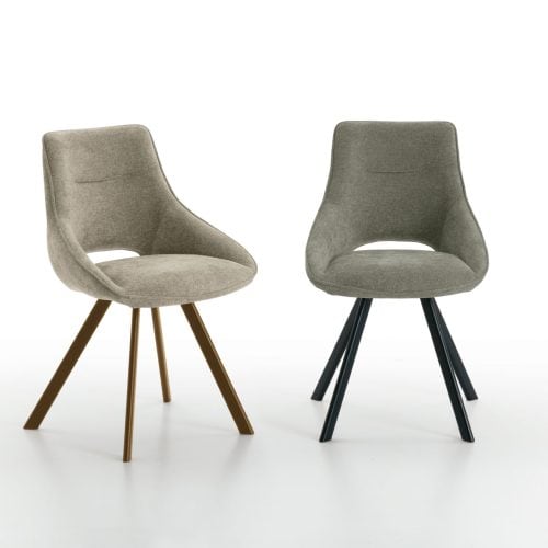 Sedia KUDO in tessuto neutro con struttura a quattro gambe in legno e metallo, due colori disponibili.