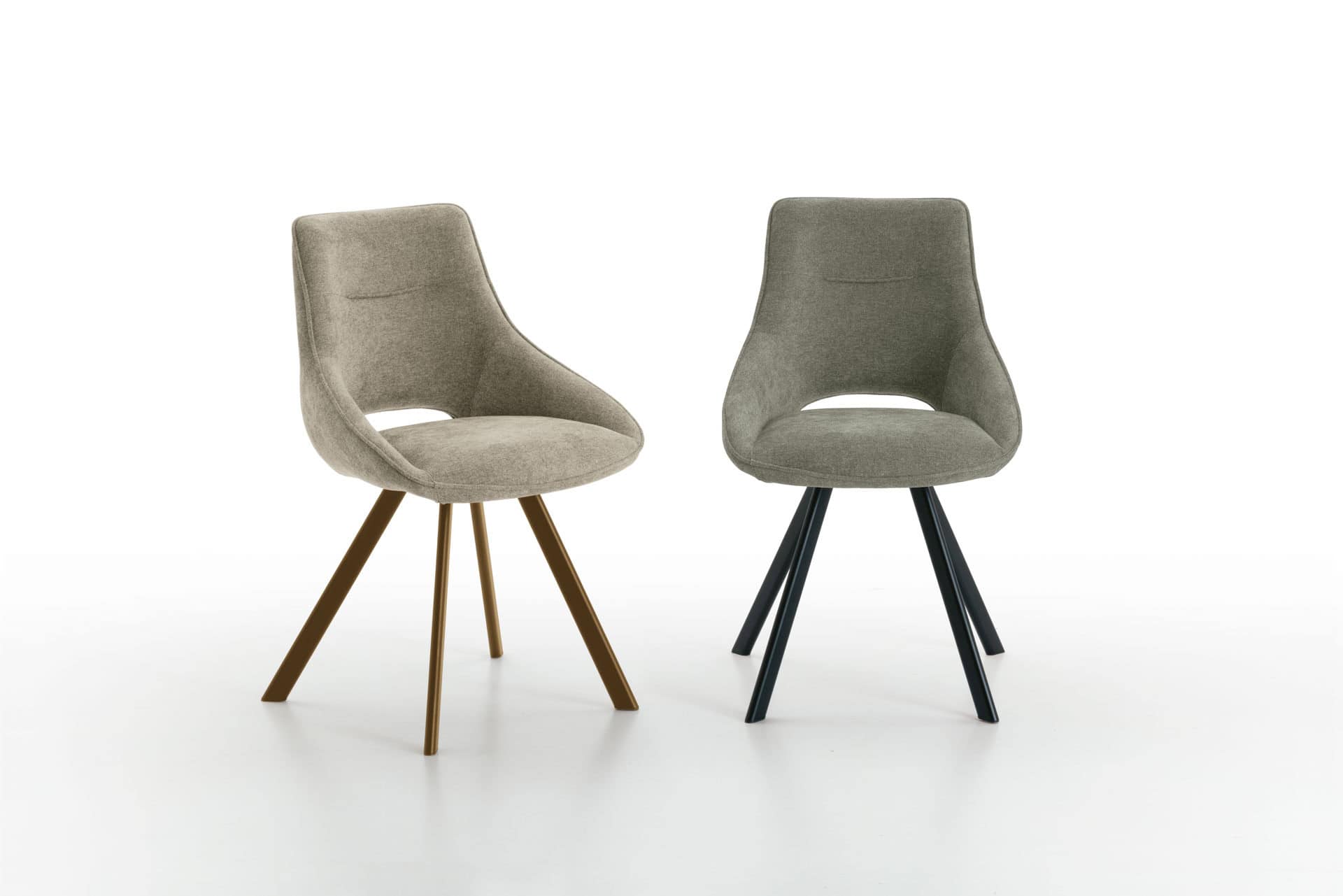 Sedia KUDO in tessuto neutro con struttura a quattro gambe in legno e metallo, due colori disponibili.