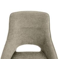 Sedia KUDO in tessuto beige, schiena alta e braccioli integrati con foro centrale, stile minimalista e curato nei dettagli.