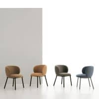 Set di sedie Kyōto in tonalità neutre posizionate in fila vicino a parete grigia, elegante design contemporaneo.