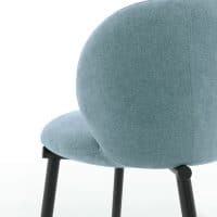 Sedia KYOTO in tessuto bluastro con struttura nera e gambe in metallo, design moderno per interni.