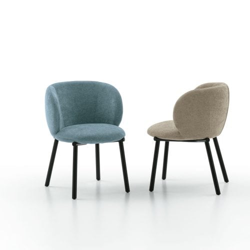 Sedia KYOTO in tessuto blu e beige con design moderno e gambe nere, coppia di sedie a basso profilo su fondo bianco.