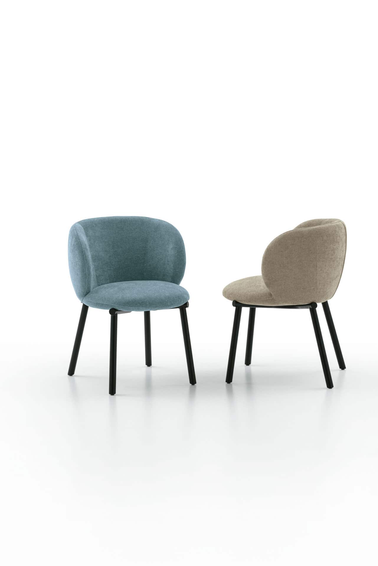Sedia KYOTO in tessuto blu e beige con design moderno e gambe nere, coppia di sedie a basso profilo su fondo bianco.