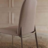 Sedia LIMA in beige con schienale alto, base in metallo, elemento di design minimalista per living moderno.