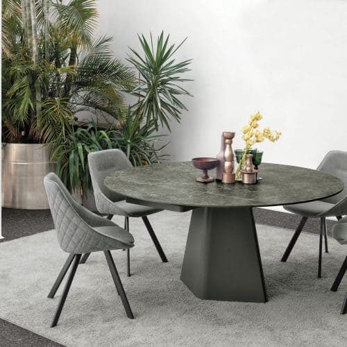 Tavolo TAY di Alpe Arredi con sedie in stile moderno, superficie in pietra e base robusta, ideale per ambienti eleganti e contemporanei.