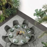 Immagine di un tavolo TAY con sedie moderne in un ambiente elegante, decorato con piante verdi, perfetto per ambienti di design e ristoranti di classe.