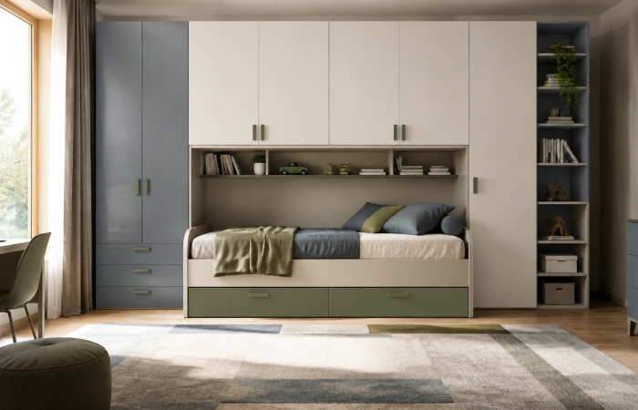 Cameretta a ponte moderna con armadiature bianche e verde, ideale per ottimizzare lo spazio e garantire comfort ai bambini.