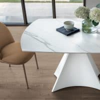 Tavolo TORNADO con base geometrica bianca e piano in marmo bianco con venature grigie, ideale per ambienti moderni e eleganti.