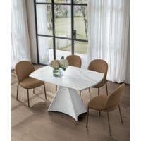Tavolo TORNADO con sedie in tessuto beige in una stanza luminosa con grandi finestre e tende bianche, ideale per ambienti eleganti e contemporanei.